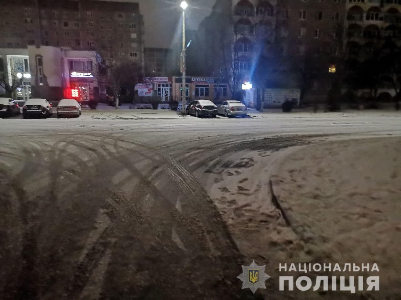 У Вараші 18-річний хлопець побив перехожого