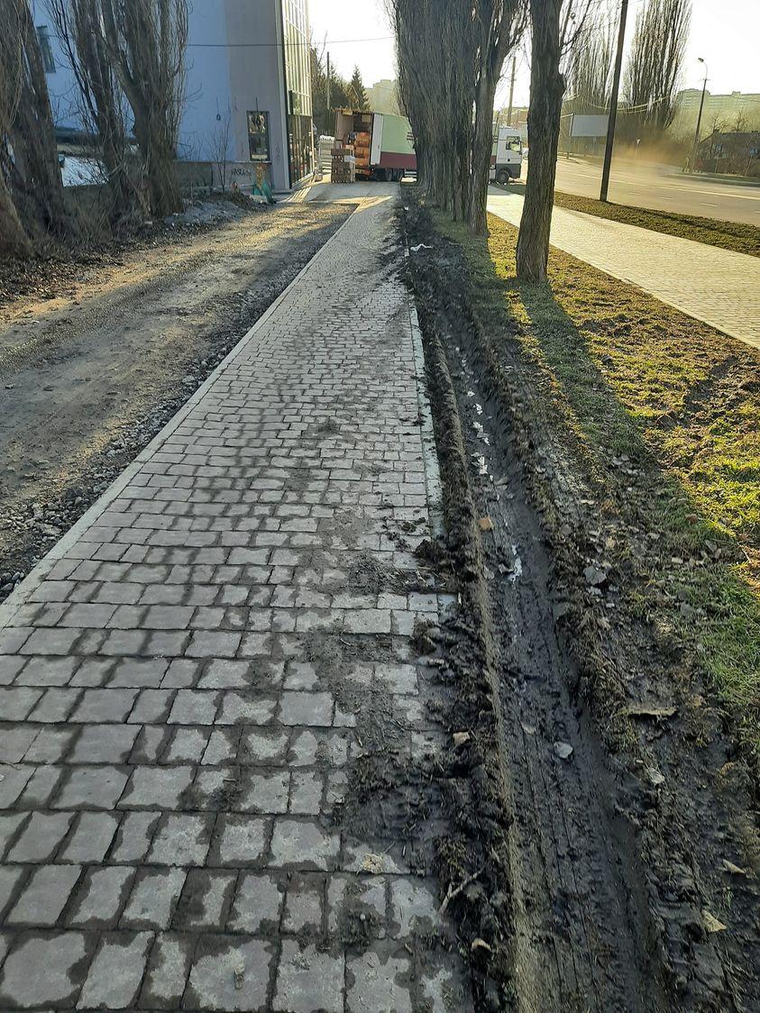 У Рівному вантажівки руйнують велодоріжку