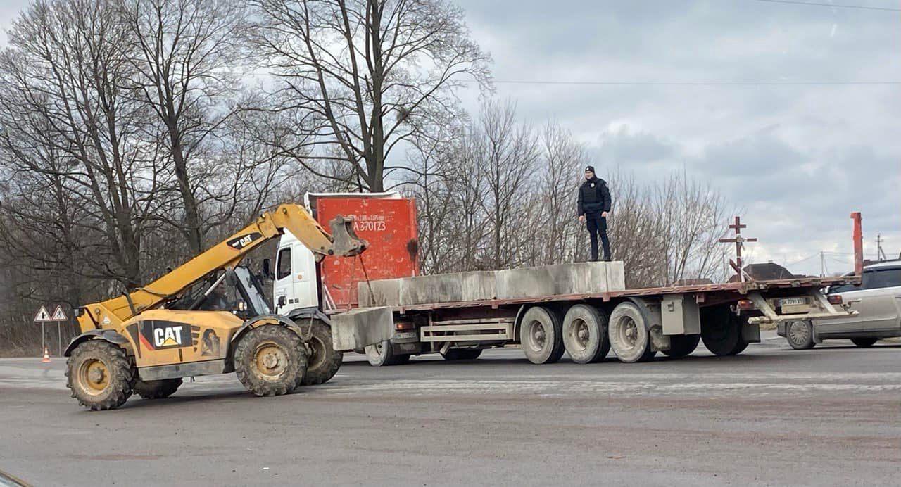 У Рівному зводять блок-пости