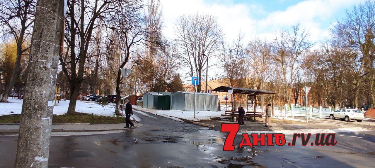 Сусідські війни у Рівному: на Гайдамацькій протаранили паркувальний бар’єр