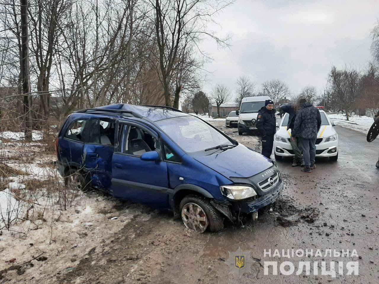 На Рівненщині п’яний водій втікав від поліцейських та врізався у дерево