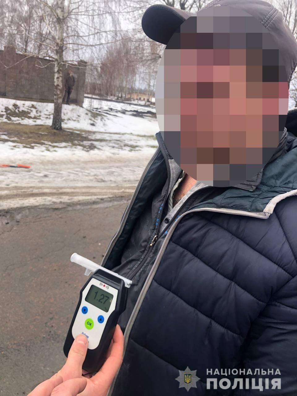 На Рівненщині п’яний водій втікав від поліцейських та врізався у дерево