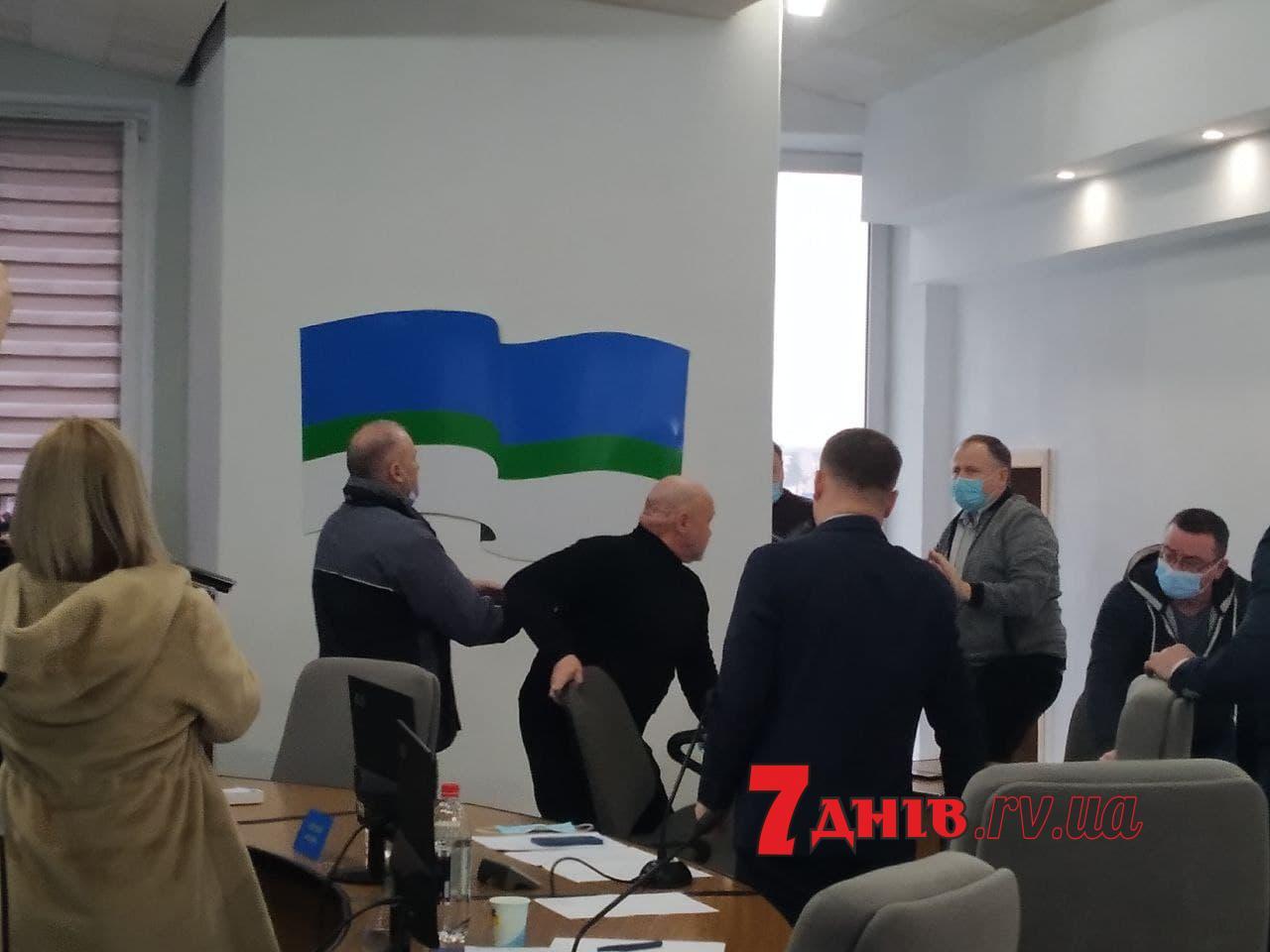 Щоб не билися: на сесіях Рівнеради посилять заходи безпеки