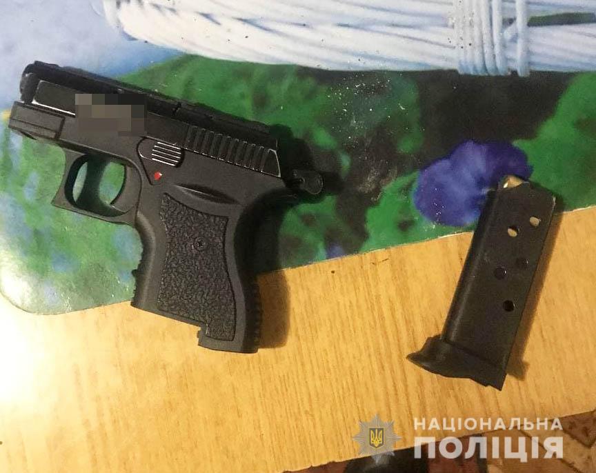 На Рівненщині чоловік погрожував батькам пістолетом