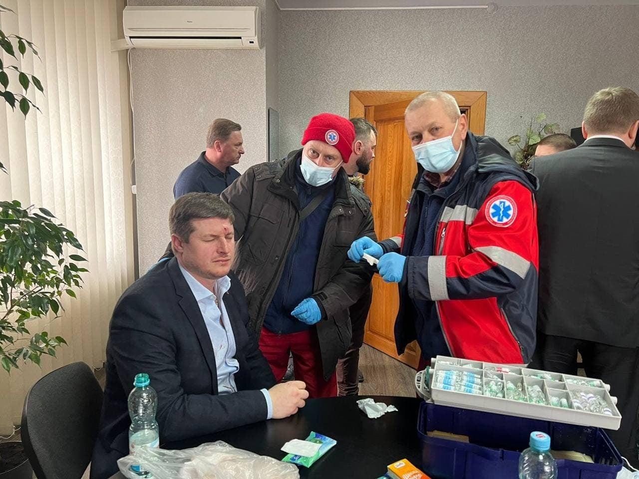 Побитий депутат Рівнеради розповів про бійку в сесійній залі (відео)