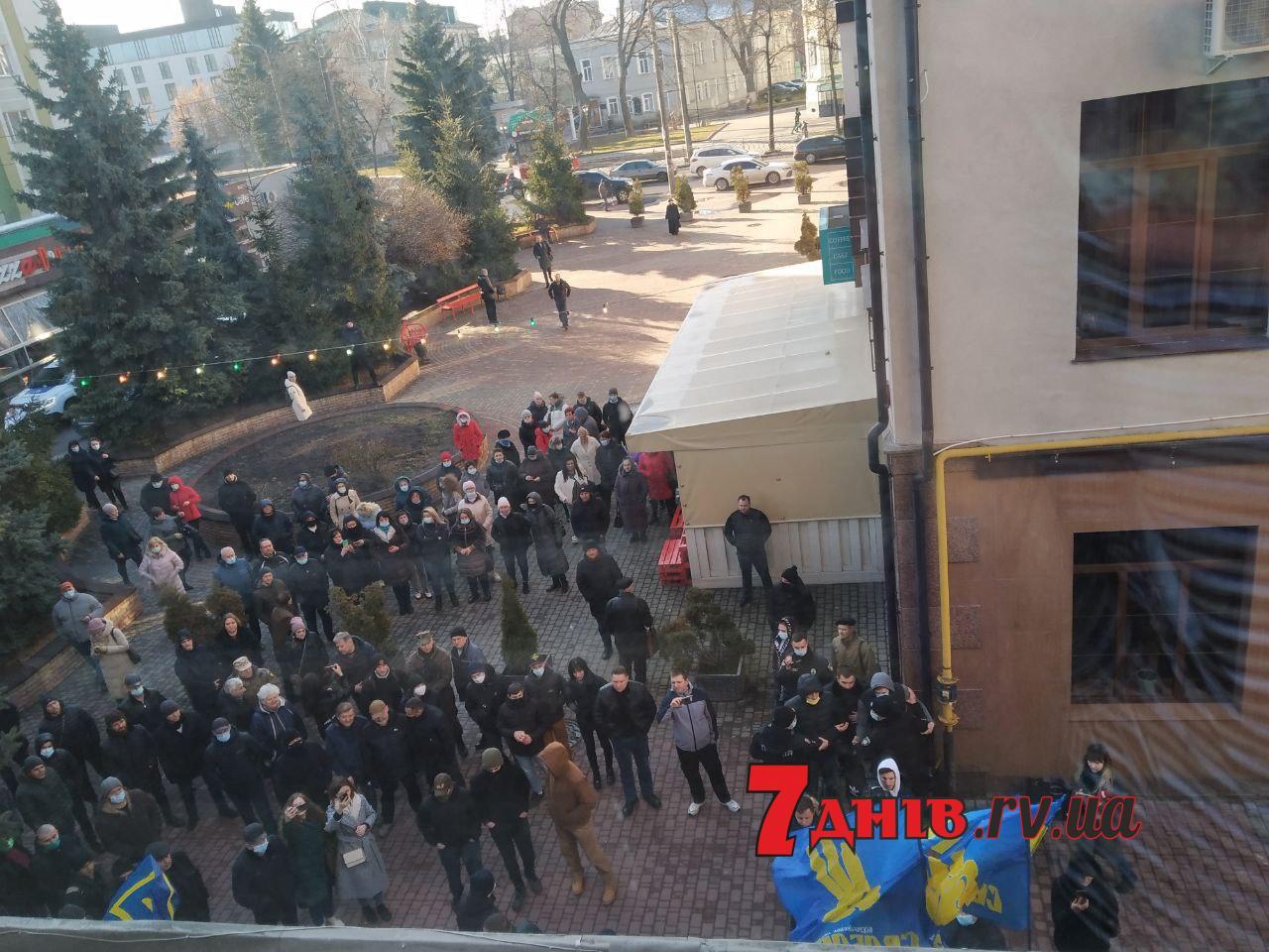 Сесія Рівнеради знову почалася з мітингу