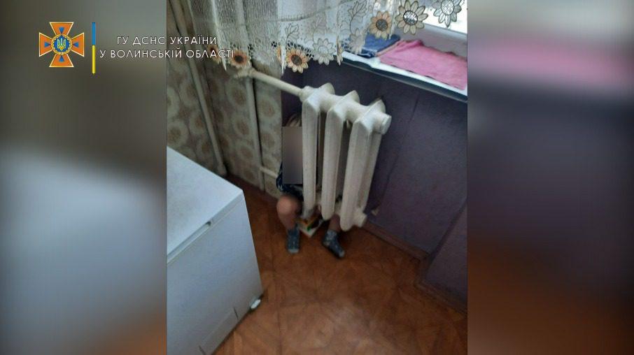 Волинські рятувальники звільнили дитину, яка застрягла в батареї (ФОТО)