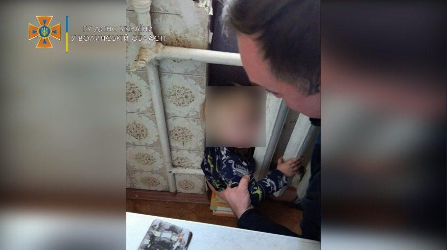 Волинські рятувальники звільнили дитину, яка застрягла в батареї (ФОТО)