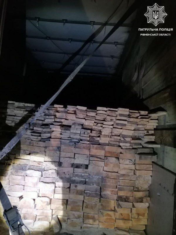 Патрульні Рівненщини зупинили авто з підозрілим номерним знаком Патрульні Рівненщини зупинили авто з підозрілим номерним знаком