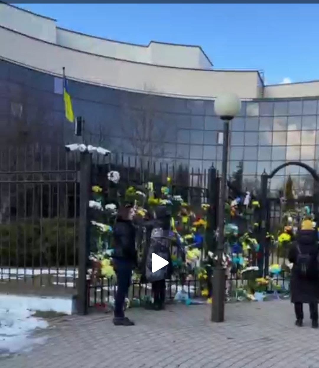 Білоруси масово несуть квіти до посольства України в Мінську
