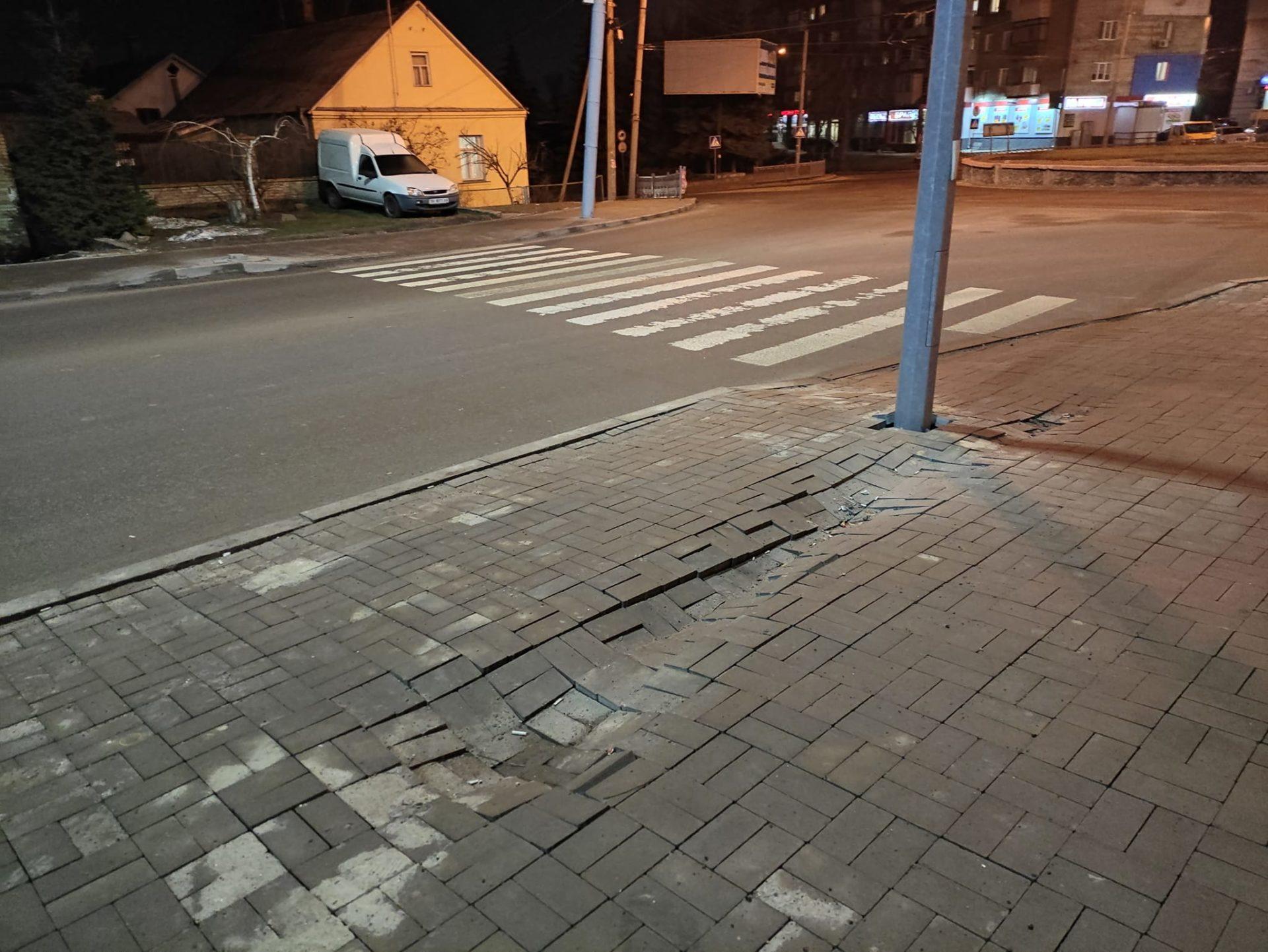 У Рівному на Студентській зруйнувалася бруківка
