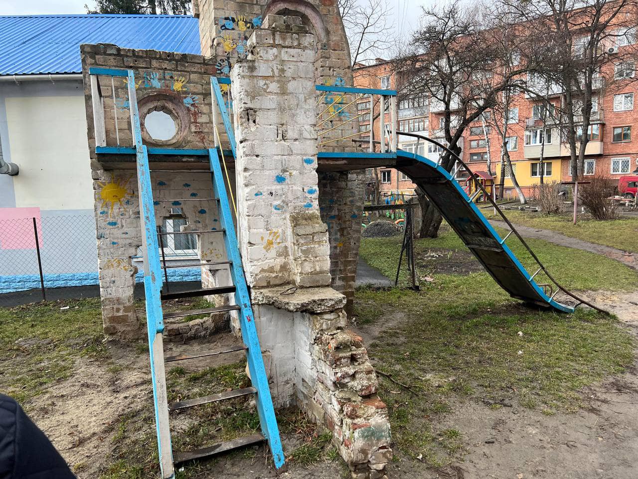 У Рівному оперативно демонтували аварійну споруду, через яку могли постраждати діти (ВІДЕО)