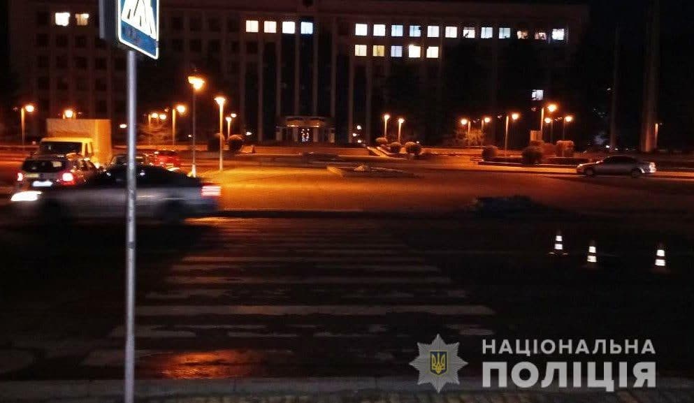У Рівному водій автомобіля «BMW» на пішохідному переході наїхав на пішохідку: поліцейські відкрили кримінальне провадження