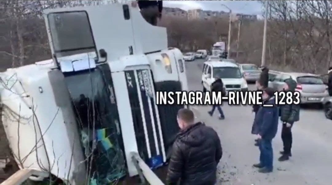 У Рівному ДТП: перекинулась вантажівка