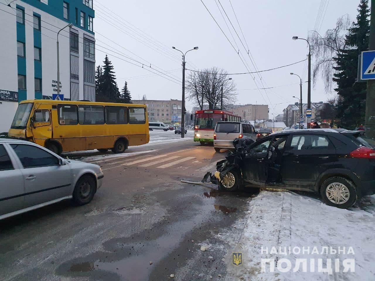 У Рівному зіткнулися маршрутка і таксі
