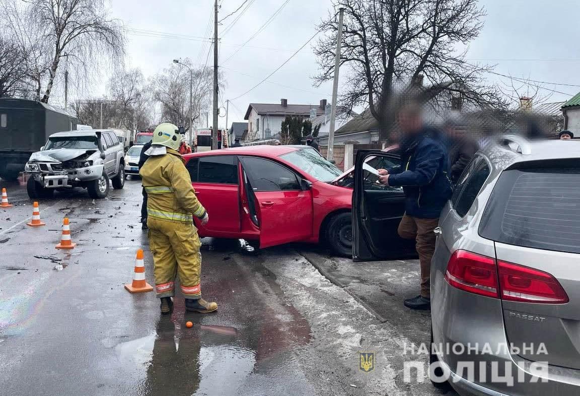 Потрійне зіткнення у Рівному: постраждали двоє водіїв та пасажирка
