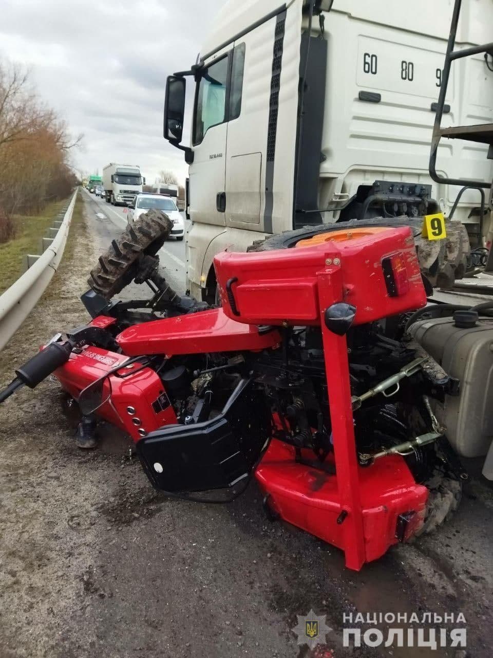 На Рівненщині встановлюються обставини ДТП за участю трактора та вантажівки