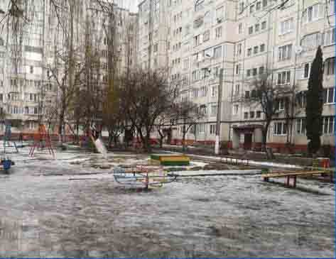 Нові спортивні майданчики встановлюють на прибудинкових територіях у Рівному