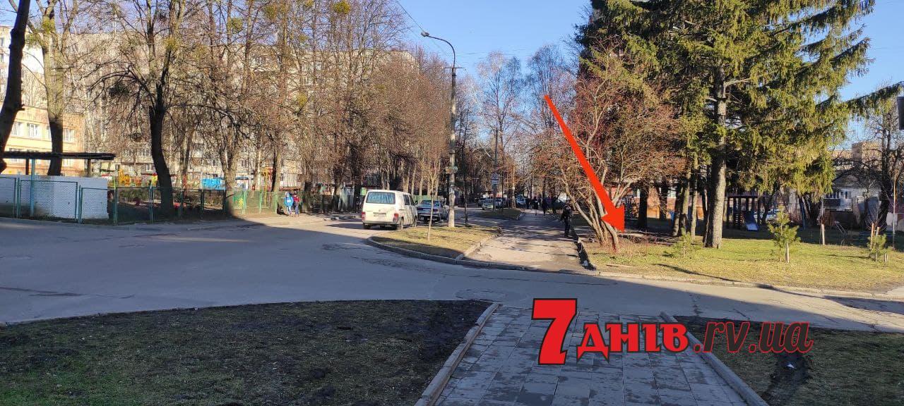У Рівному біля дитячого майданчика вкрали кришку люка (ФОТО)