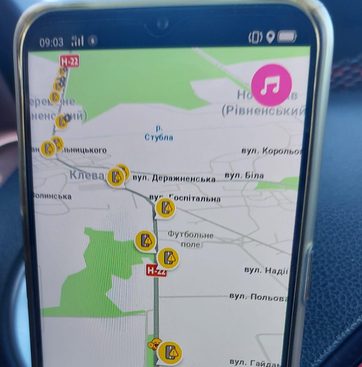 Дорога державного значення на Рівненщині стала суцільною ямою Дорога державного значення на Рівненщині стала суцільною ямою