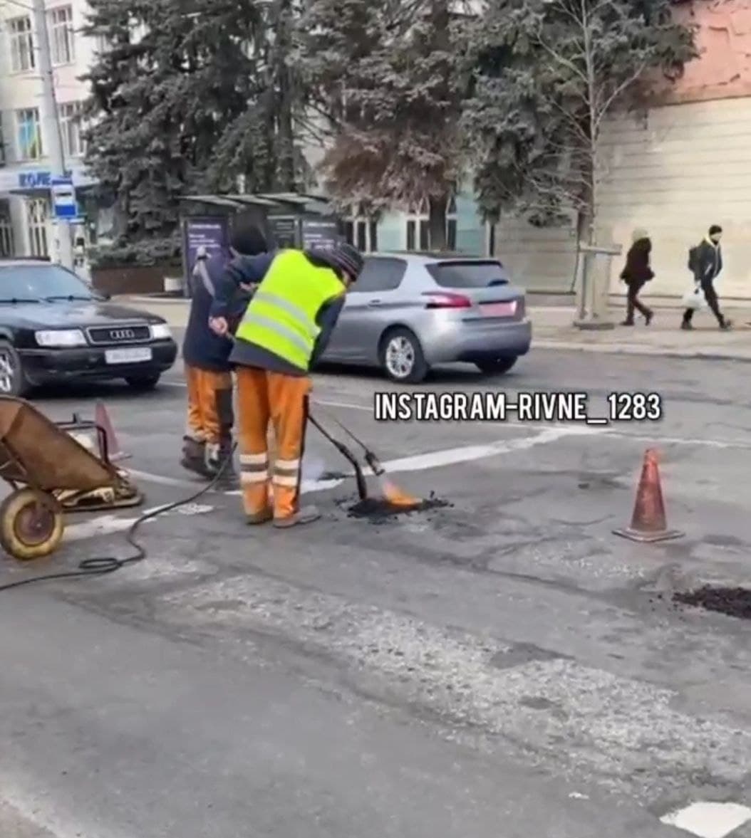 На головній вулиці Рівного латають ями на дорозі (Відео)