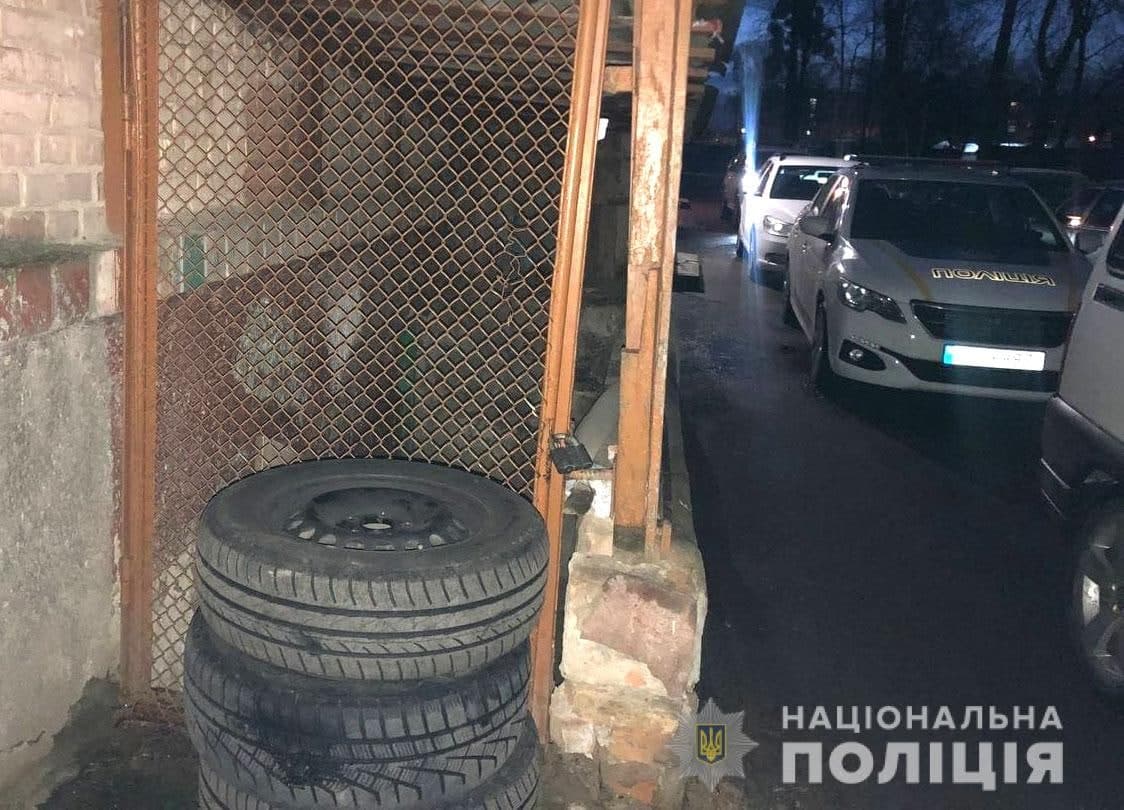 У Рівному злодій викрадені автомобільні шини віз додому на таксі У Рівному злодій викрадені автомобільні шини віз додому на таксі