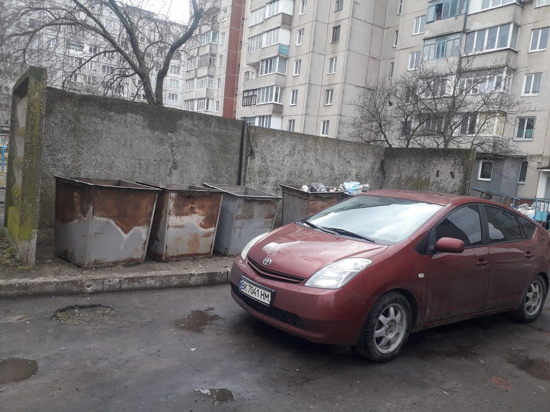 У Квасилові та Рівному комунальники не можуть вчасно вивезти сміття через припарковані авто У Квасилові та Рівному комунальники не можуть вчасно вивезти сміття через припарковані авто