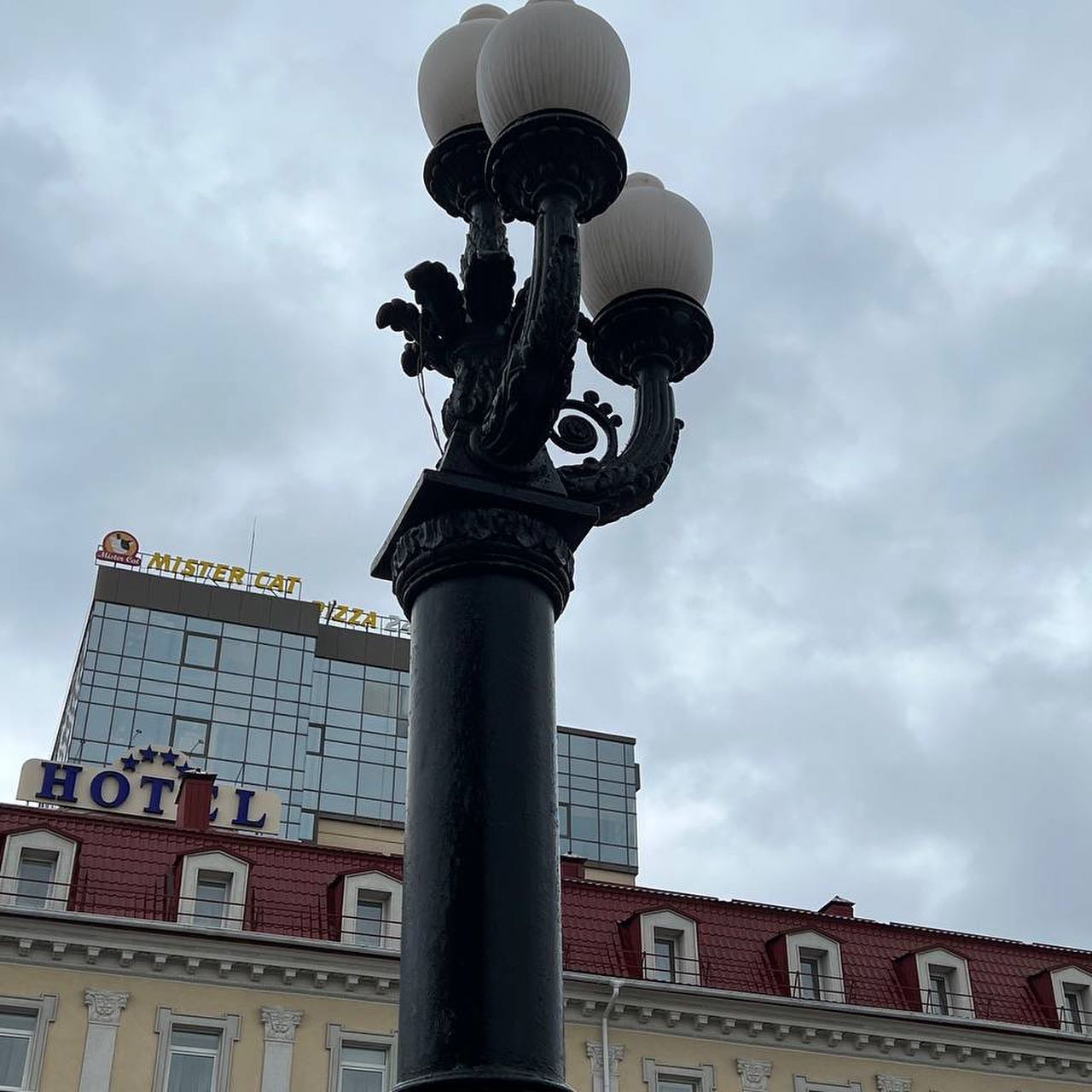 У Рівному біля театру відремонтують ліхтарі