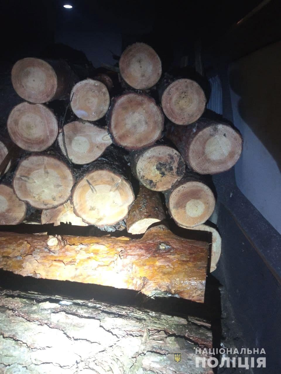У Вараському районі поліцейські зупинили бус повний дров