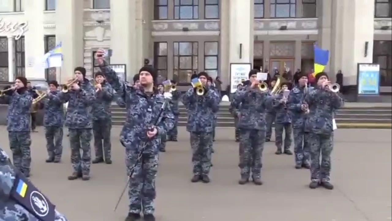В Одесі поблизу вокзала виступив оркестр ВМС (Відео)