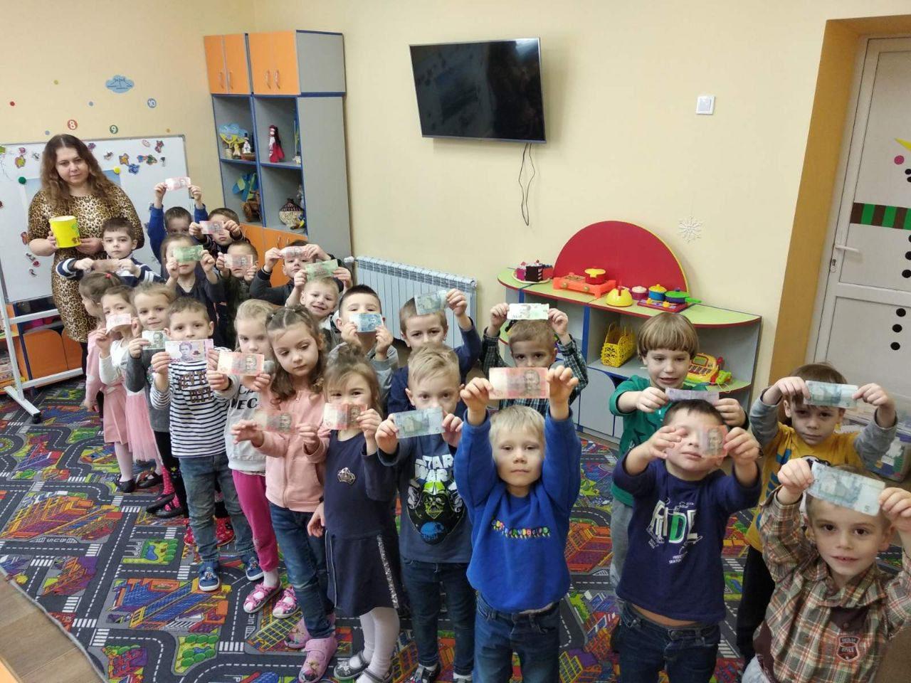 Вихованці рівненського дитсадка зробили подарунок дитячій онкогематології (фото) Вихованці рівненського дитсадка зробили подарунок дитячій онкогематології (фото)