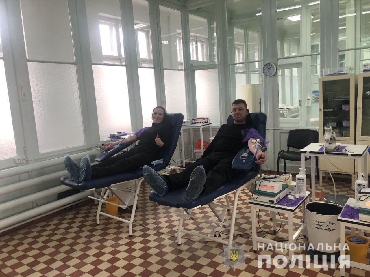 Поліцейські стали донорами для онкохворої дівчинки