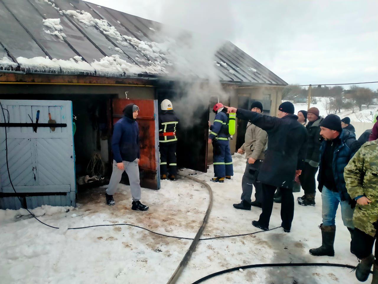 На Дубенщині рятувальники ліквідували пожежу у приватному господарстві