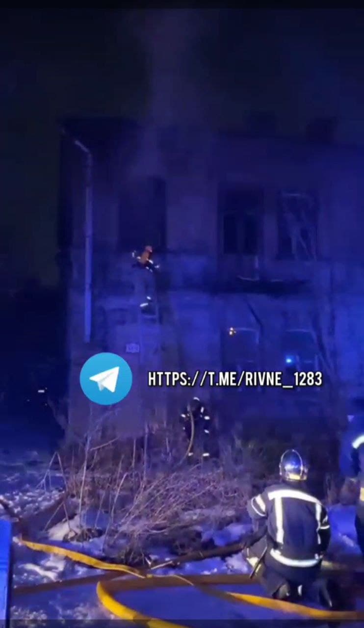 У Рівному горів закинутий будинок (Відео)