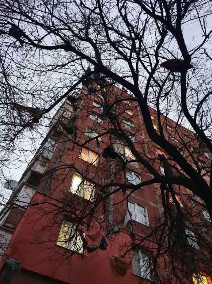 У Рівному жінка викинула речі свого чоловіка у вікно У Рівному жінка викинула речі свого чоловіка у вікно