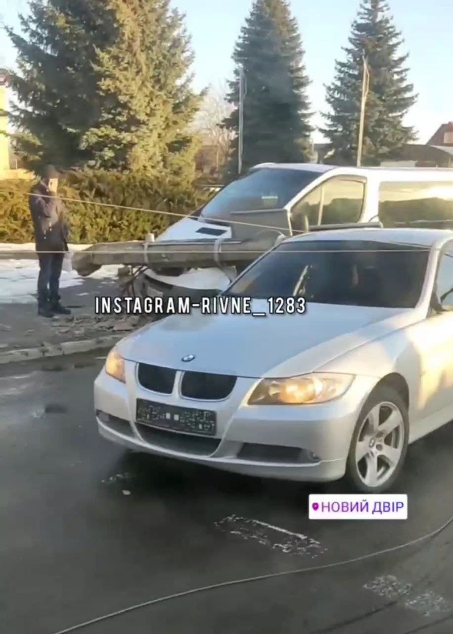ДТП у Рівному: водій збив електроопору