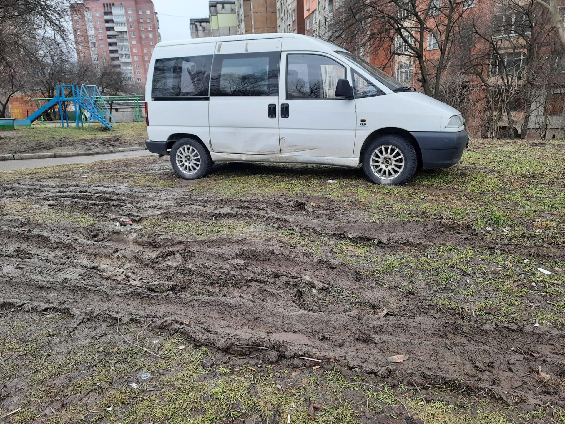У Рівному нахабні автовласники знищують газони (ФОТО)