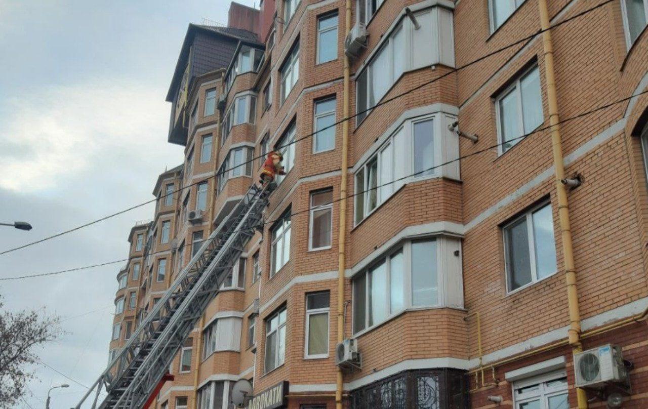У Рівному рятувальники драбиною діставалися до важкохворого чоловіка