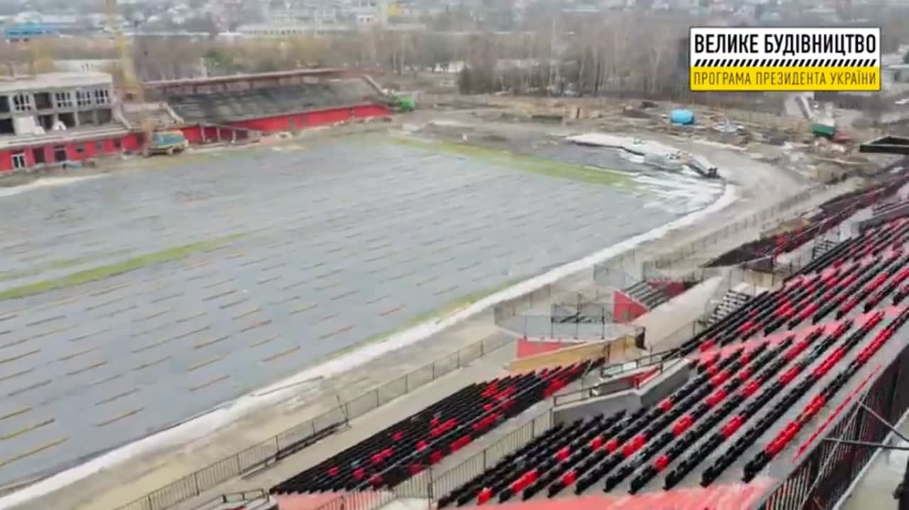 У Рівному кипить робота на головному стадіоні області (Відео)