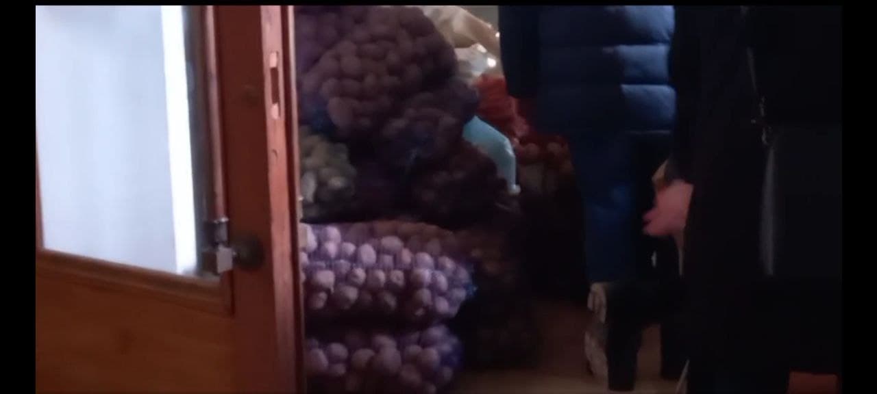 Рівняни несуть до театру продукти та теплі ковдри: волонтерський штаб набирає обертів (Відео)