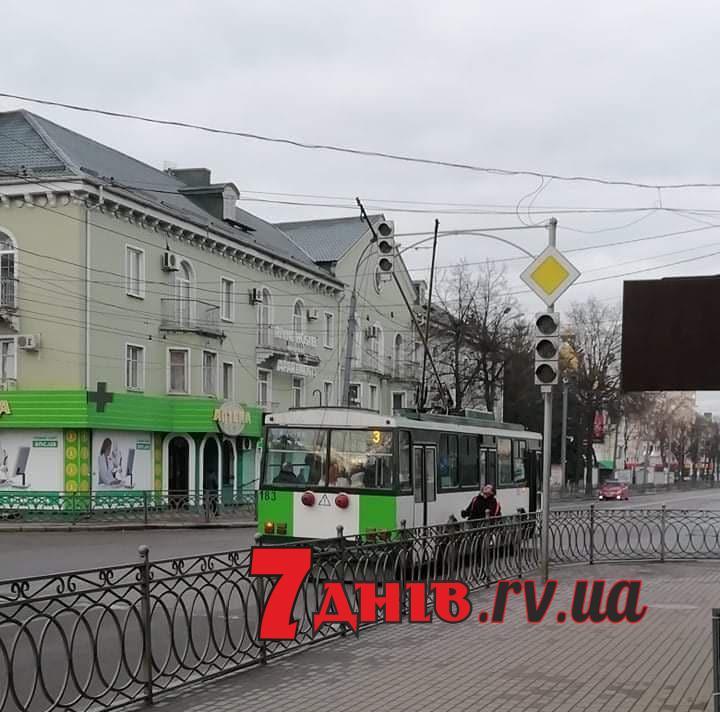 Проїзд у тролейбусах Рівного стає платним