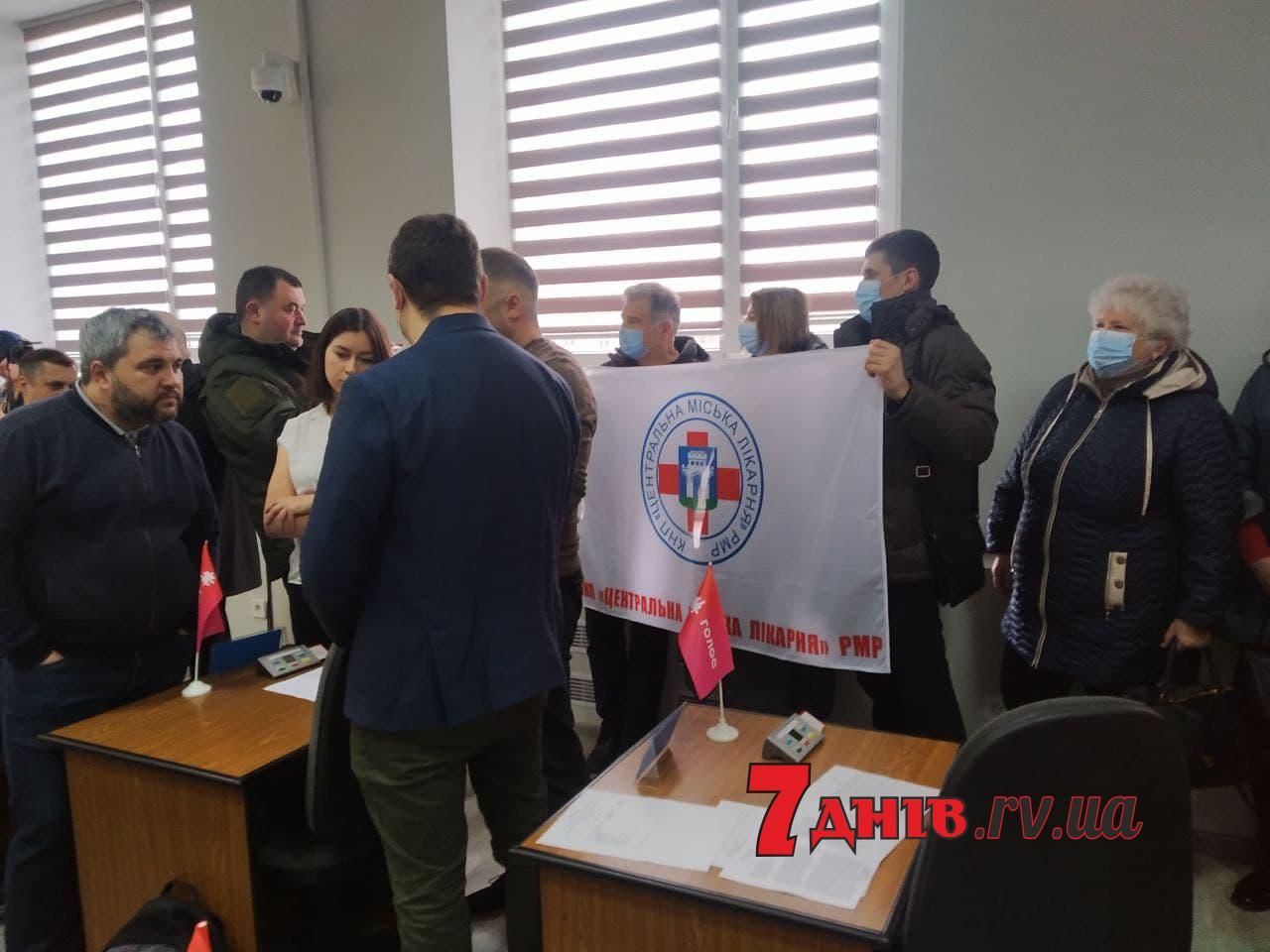 Позачергова сесія Рівнеради почалася з аншлагу