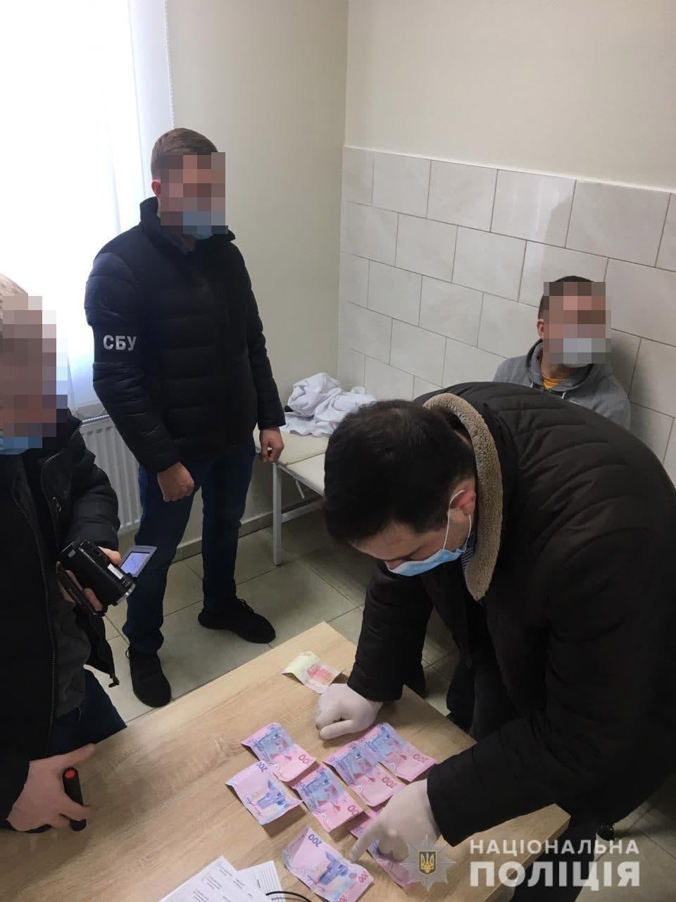 На Рівненщині правоохоронці викрили сімейного лікаря на виготовленні і збуті фальсифікованих COVID-сертифікатів