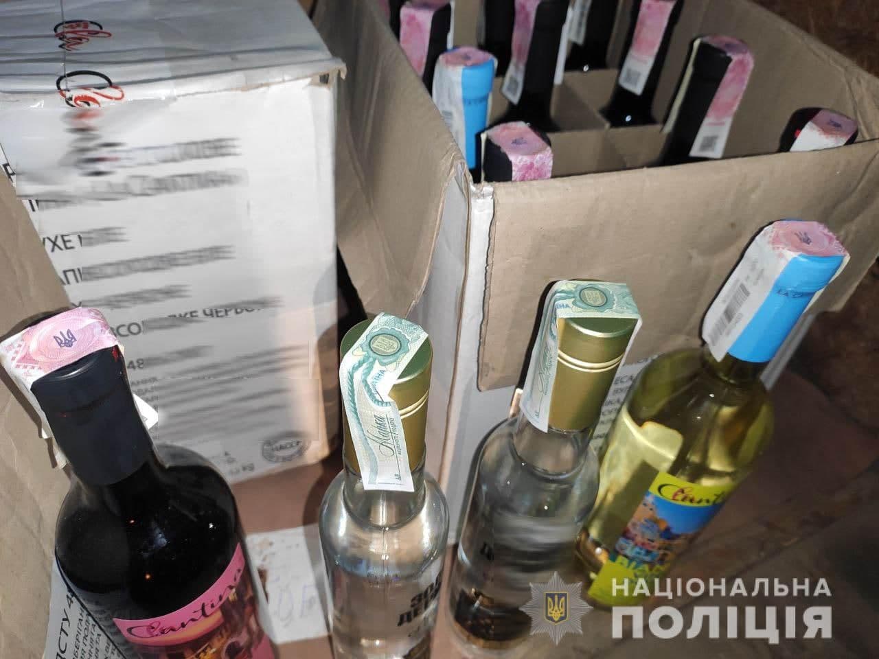 У Рівненському районі поліцейські вилучили понад півтонни спирту та лікеро-горілчану продукцію із підробленими марками акцизу