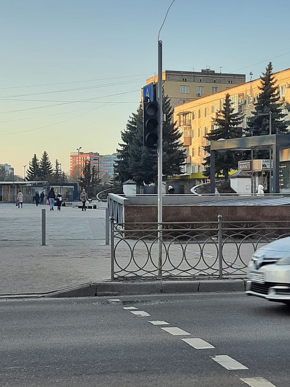 Несправний світлофор у центрі Рівного створює проблему для пішоходів