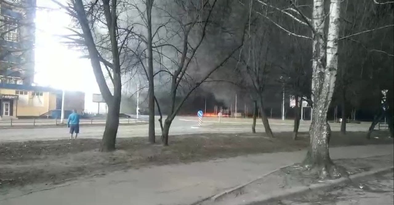 У Чернігові горить гіпермаркет “Епіцентр” (Відео)