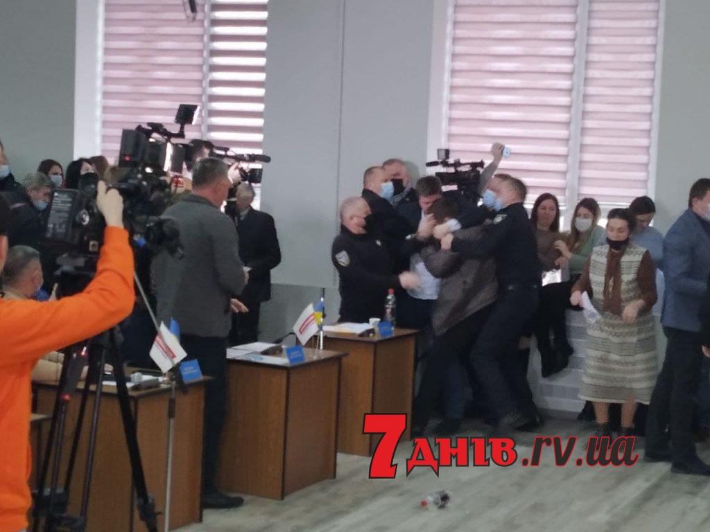 у рівнераді бійка