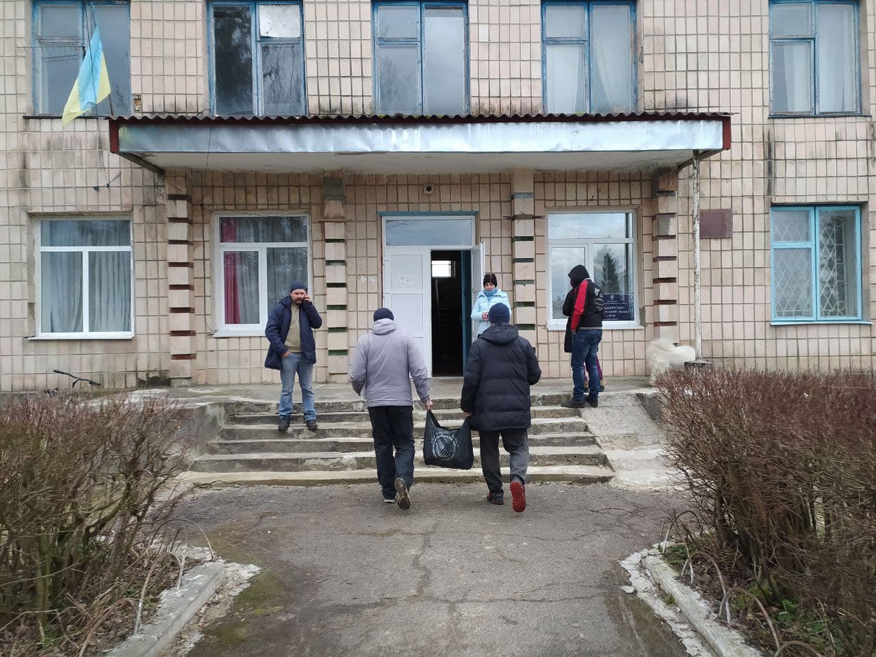 На Рівненщині люди збирають продукти для військових та переселенців