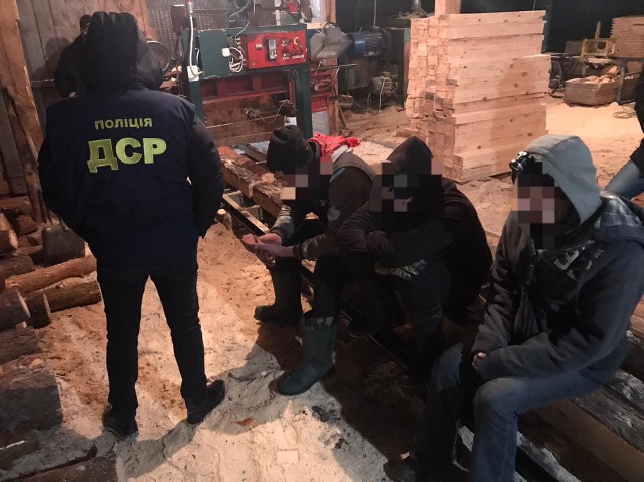 На Рівненщині під час обшуків вилучено 25 кубометрів деревини без документів