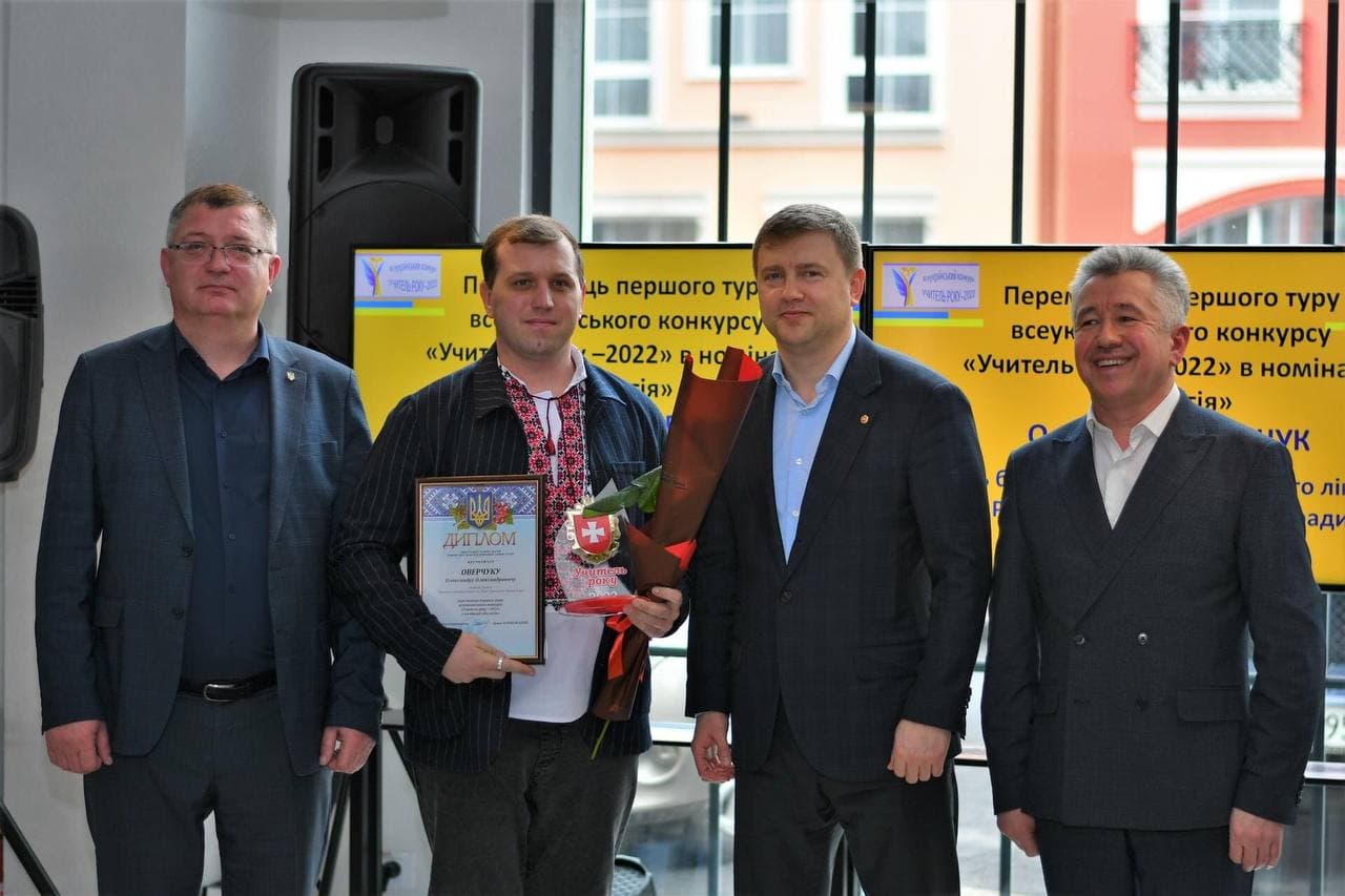 Очільник Рівненщини нагородив кращих педагогів